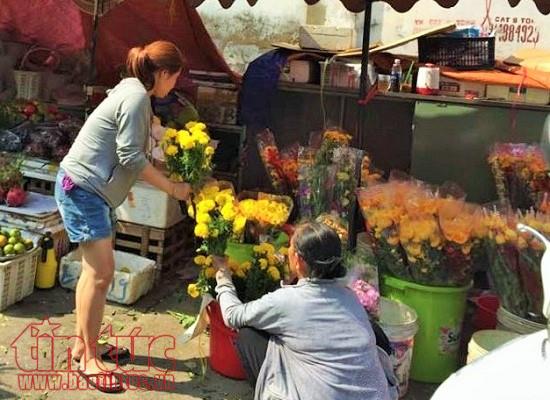 Hoa tươi, thực phẩm chay tăng nhẹ trước ngày rằm tháng Giêng ảnh 1