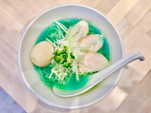 Thực khách đổ xô thưởng thức mì gà màu xanh nước biển ảnh 1