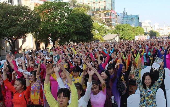 3.000 người tham gia đồng diễn với áo dài trên phố đi bộ Nguyễn Huệ ảnh 1