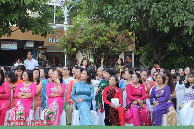 3.000 người tham gia đồng diễn với áo dài trên phố đi bộ Nguyễn Huệ ảnh 3