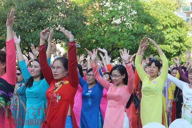 3.000 người tham gia đồng diễn với áo dài trên phố đi bộ Nguyễn Huệ ảnh 5