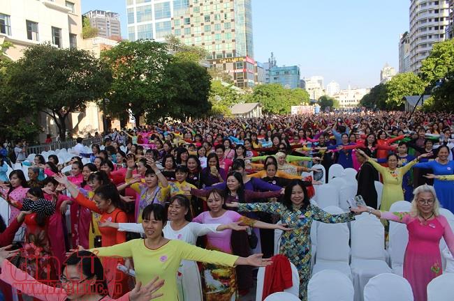 3.000 người tham gia đồng diễn với áo dài trên phố đi bộ Nguyễn Huệ ảnh 6