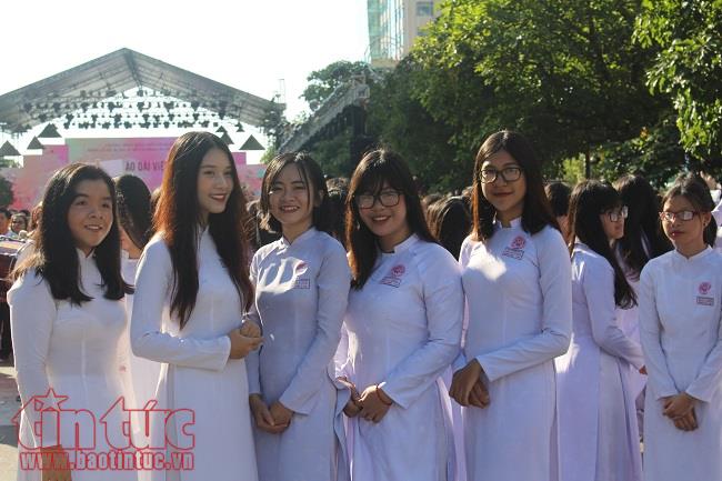 3.000 người tham gia đồng diễn với áo dài trên phố đi bộ Nguyễn Huệ ảnh 7