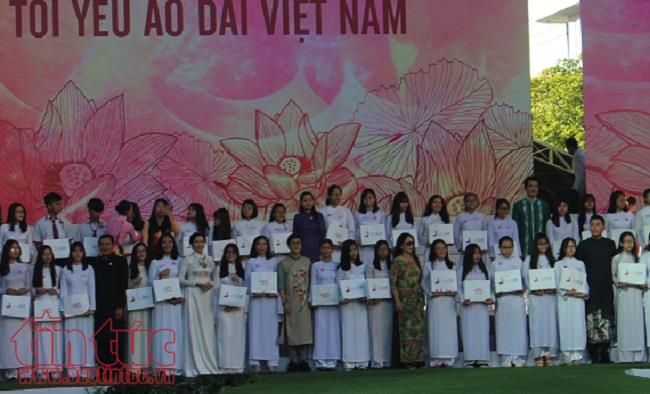 3.000 người tham gia đồng diễn với áo dài trên phố đi bộ Nguyễn Huệ ảnh 10