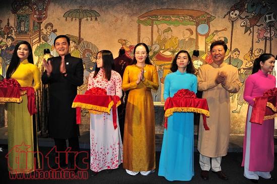 Nhiều chiếc áo dài độc và lạ tại triển lãm lịch sử áo dài Việt Nam qua các thời kỳ ảnh 1