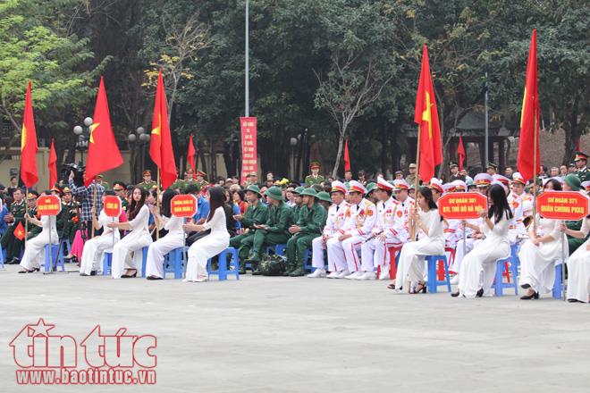 Giây phút xúc động tiễn thanh niên Thủ đô lên đường nhập ngũ ảnh 1