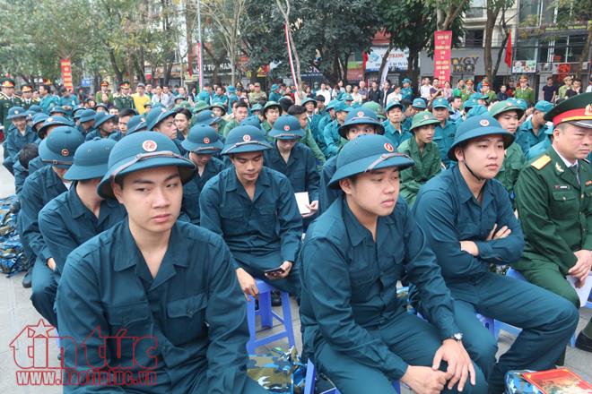 Giây phút xúc động tiễn thanh niên Thủ đô lên đường nhập ngũ ảnh 2