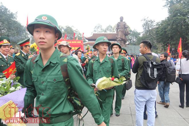 Giây phút xúc động tiễn thanh niên Thủ đô lên đường nhập ngũ ảnh 3