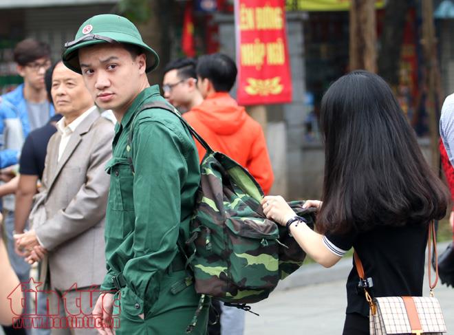 Giây phút xúc động tiễn thanh niên Thủ đô lên đường nhập ngũ ảnh 5