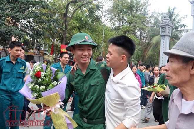 Giây phút xúc động tiễn thanh niên Thủ đô lên đường nhập ngũ ảnh 10