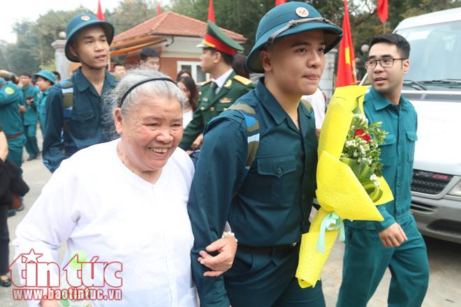 Giây phút xúc động tiễn thanh niên Thủ đô lên đường nhập ngũ ảnh 12