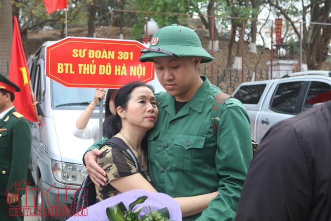 Giây phút xúc động tiễn thanh niên Thủ đô lên đường nhập ngũ ảnh 7