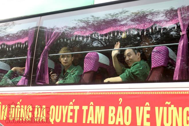 Giây phút xúc động tiễn thanh niên Thủ đô lên đường nhập ngũ ảnh 11