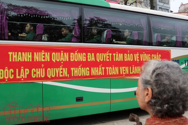 Giây phút xúc động tiễn thanh niên Thủ đô lên đường nhập ngũ ảnh 13