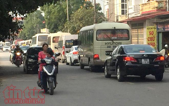 Vàng mã vẫn cháy rực tại Đền Bà Chúa Kho ảnh 2