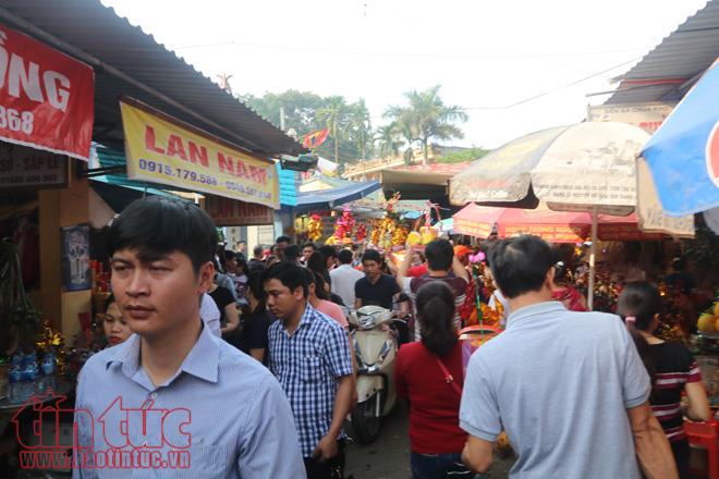 Vàng mã vẫn cháy rực tại Đền Bà Chúa Kho ảnh 4