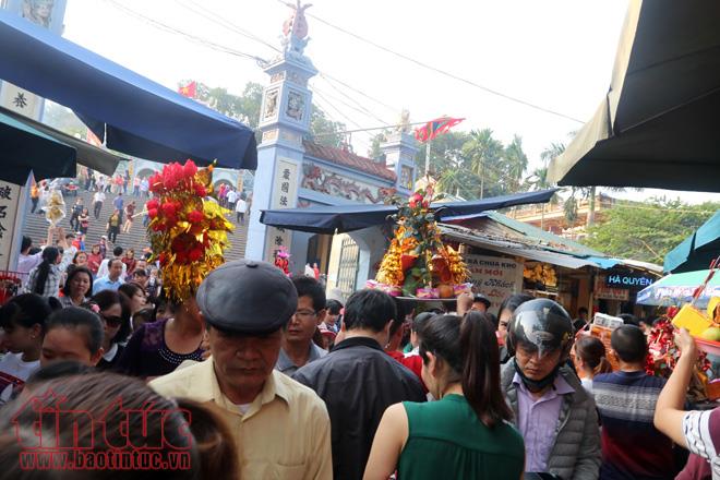 Vàng mã vẫn cháy rực tại Đền Bà Chúa Kho ảnh 3