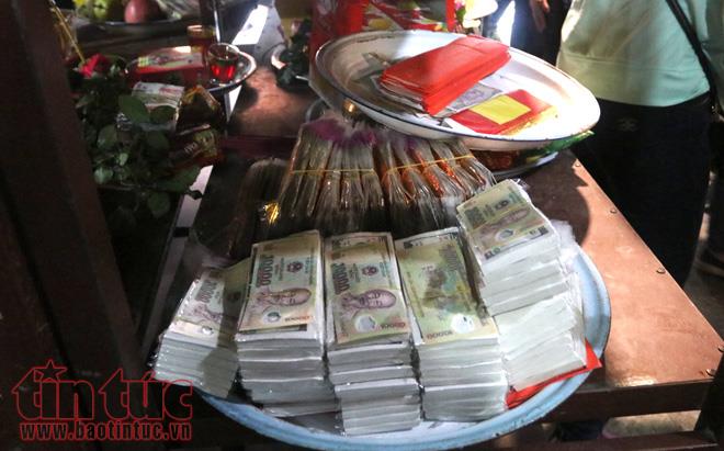 Vàng mã vẫn cháy rực tại Đền Bà Chúa Kho ảnh 11