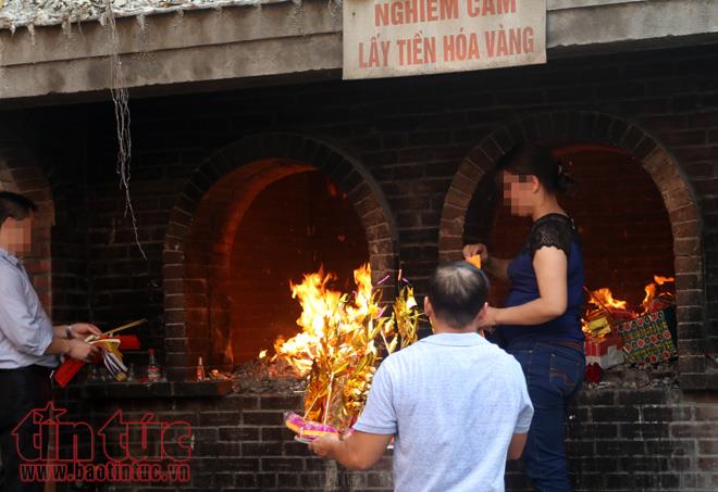 Vàng mã vẫn cháy rực tại Đền Bà Chúa Kho ảnh 17