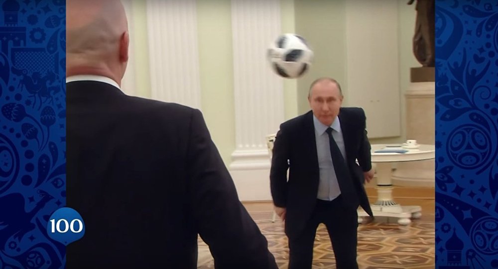 Xem Tổng thống Putin tung bóng điêu luyện cùng Chủ tịch FIFA ảnh 1