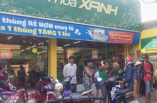 Một người đàn ông cháy xém vì đổ xăng tự thiêu ảnh 2