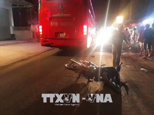 Ô tô khách va chạm với xe máy, 3 người thương vong ảnh 1