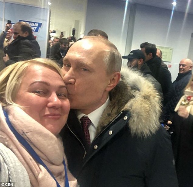 Cô gái may mắn nhận được nụ hôn của Tổng thống Putin là ai? ảnh 1