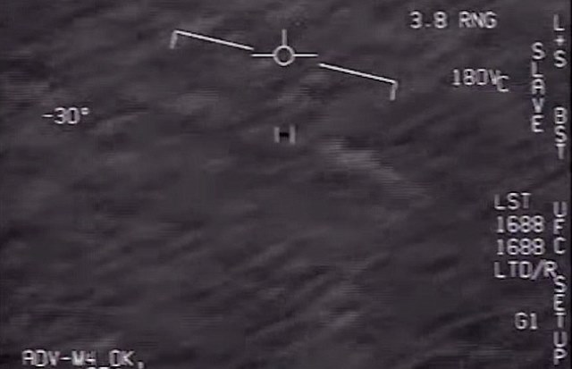 Khoảnh khắc phi công Hải quân Mỹ chạm trán vật thể nghi UFO ảnh 1