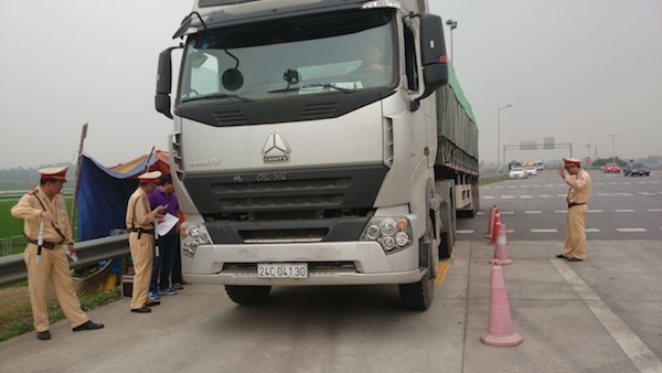 Tước gần 500 giấy phép lái xe vi phạm tải trọng ảnh 1