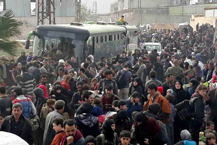Chùm ảnh hàng chục nghìn dân thường Syria tháo chạy khỏi điểm nóng Đông Ghouta ảnh 1