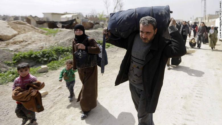 Chùm ảnh hàng chục nghìn dân thường Syria tháo chạy khỏi điểm nóng Đông Ghouta ảnh 2