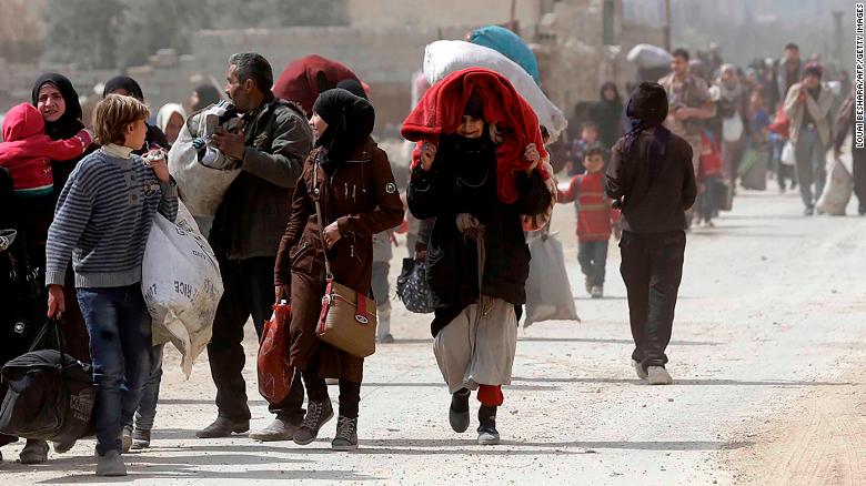 Chùm ảnh hàng chục nghìn dân thường Syria tháo chạy khỏi điểm nóng Đông Ghouta ảnh 3