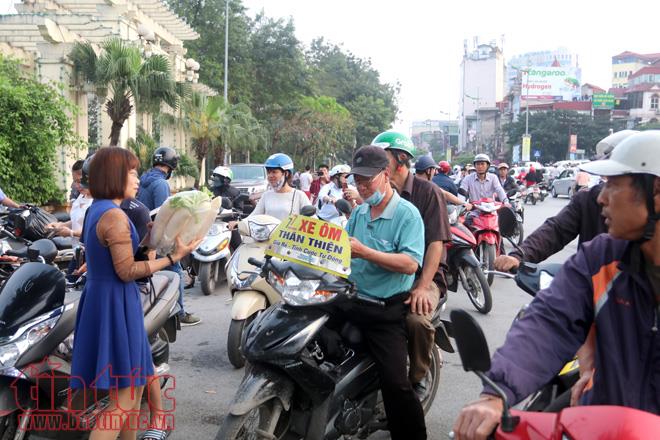 Người dân Thủ đô 'giải cứu' củ cải giúp nông dân Tráng Việt ảnh 4