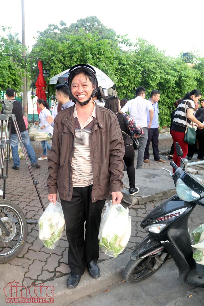 Người dân Thủ đô 'giải cứu' củ cải giúp nông dân Tráng Việt ảnh 7
