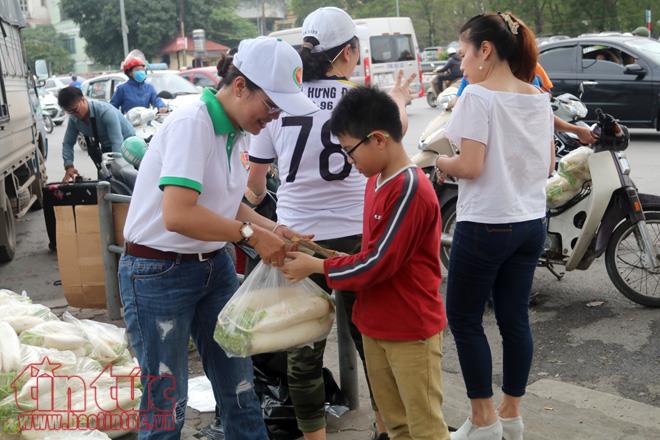 Người dân Thủ đô 'giải cứu' củ cải giúp nông dân Tráng Việt ảnh 11