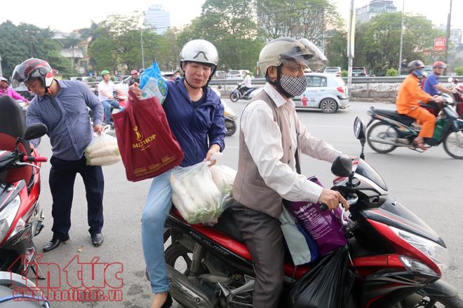 Người dân Thủ đô 'giải cứu' củ cải giúp nông dân Tráng Việt ảnh 13