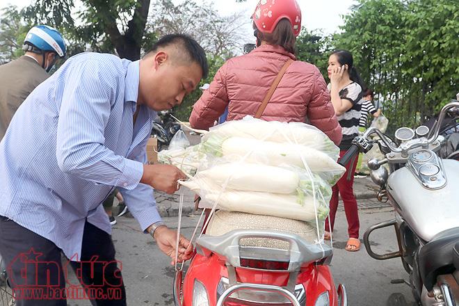 Người dân Thủ đô 'giải cứu' củ cải giúp nông dân Tráng Việt ảnh 14