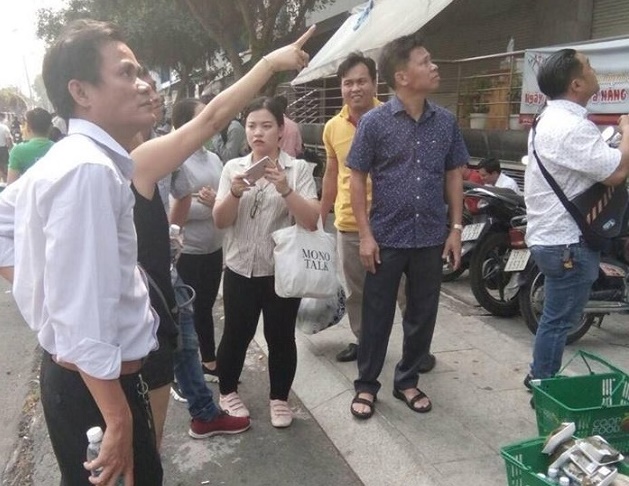 Phát quần áo, thức ăn miễn phí cho người dân ở chung cư vừa bị cháy ảnh 2