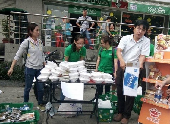 Phát quần áo, thức ăn miễn phí cho người dân ở chung cư vừa bị cháy ảnh 3