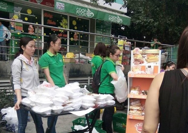 Phát quần áo, thức ăn miễn phí cho người dân ở chung cư vừa bị cháy ảnh 1