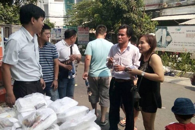 Phát quần áo, thức ăn miễn phí cho người dân ở chung cư vừa bị cháy ảnh 4
