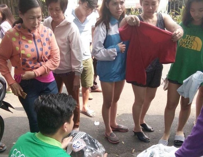 Phát quần áo, thức ăn miễn phí cho người dân ở chung cư vừa bị cháy ảnh 5