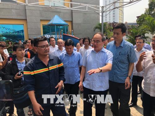 Bí thư Thành ủy TP. Hồ Chí Minh thăm hỏi gia đình nạn nhân vụ cháy chung cư Carina Plaza ảnh 1