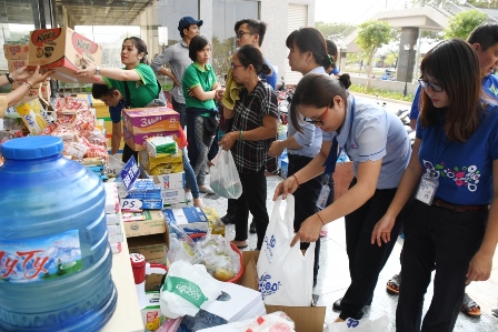 Cộng đồng, doanh nghiệp tiếp tục hỗ trợ người dân ở chung cư Carina Plaza ảnh 1