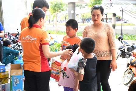 Cộng đồng, doanh nghiệp tiếp tục hỗ trợ người dân ở chung cư Carina Plaza ảnh 2