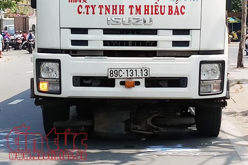 Xe tải kéo lê xe máy gần 20 mét, 1 phụ nữ tử vong ảnh 1