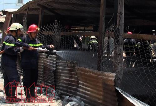 Hàn xì gây cháy cơ sở chế biến gỗ ở TP Hồ Chí Minh ảnh 1