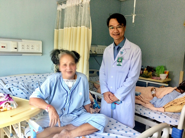 Cụ bà phải ngủ ngồi gần 2 năm vì mang khối bướu to ảnh 2