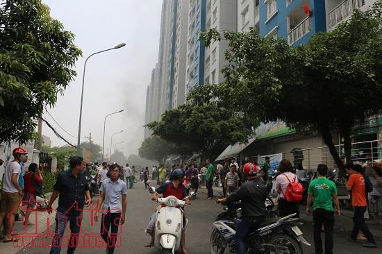 Nguy cơ cháy nổ đe dọa hàng ngàn cư dân vì tục... cúng xe dưới tầng hầm ảnh 2