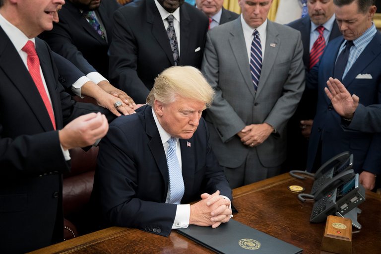 Tổng thống Trump đánh giá nước Mỹ 'đang bị người nhập cư đánh cắp' ảnh 1